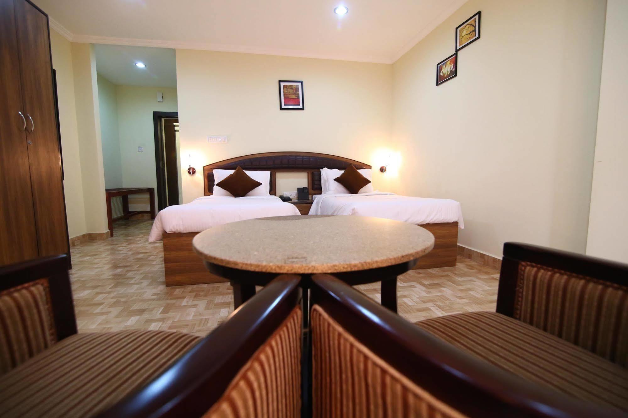 Hotel Southern Residency Kelambakkam Bagian luar foto