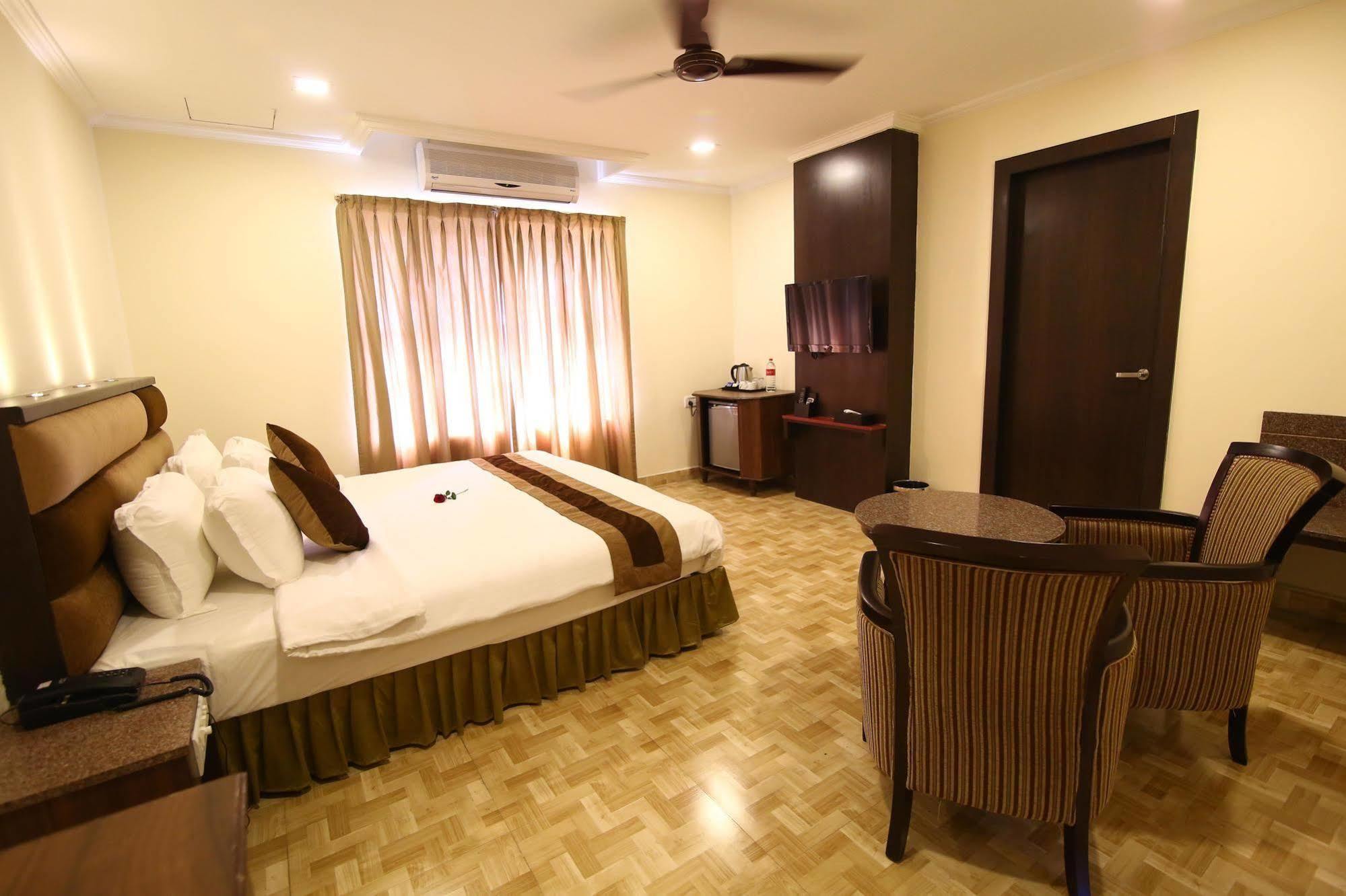 Hotel Southern Residency Kelambakkam Bagian luar foto